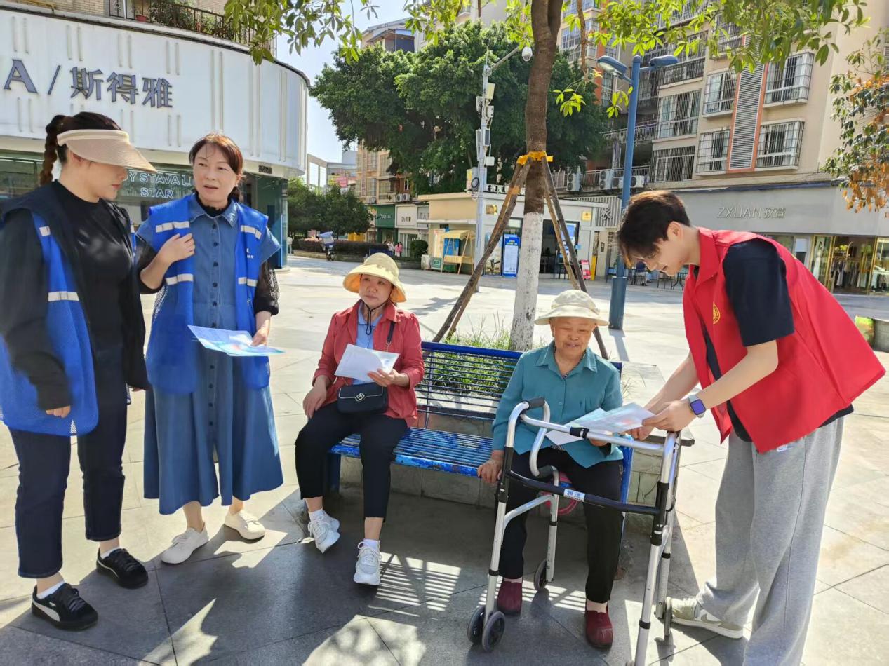 学生在开州区汉丰街道锦程社区居民委员会开展助老服务和反诈宣传图