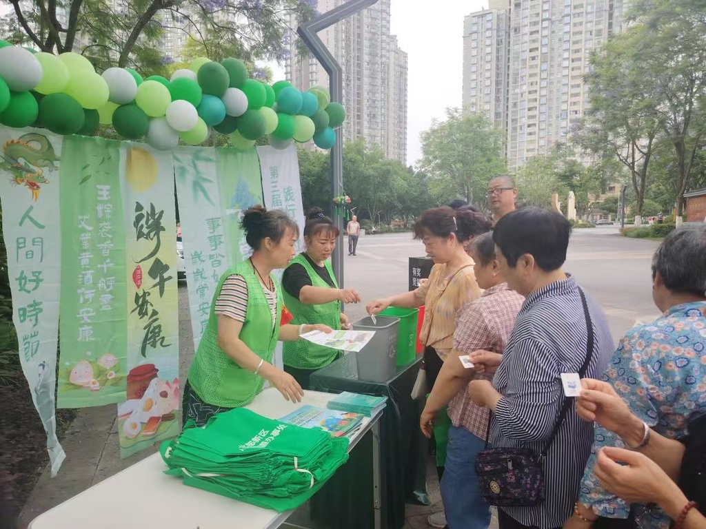 居民學習投放生活垃圾相關知識。受訪者供圖
