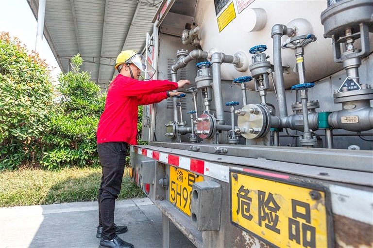 貨運(yùn)司機(jī)對(duì)車輛進(jìn)行安全檢查。記者 蘭沫渃 攝
