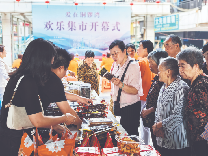 “愛(ài)在銅鑼灣”歡樂(lè)集市人氣十足。 記者  伍鳳秋  攝