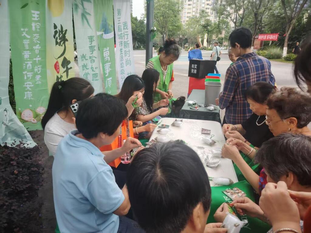 居民現場制作“環保粽香包”。受訪者供圖