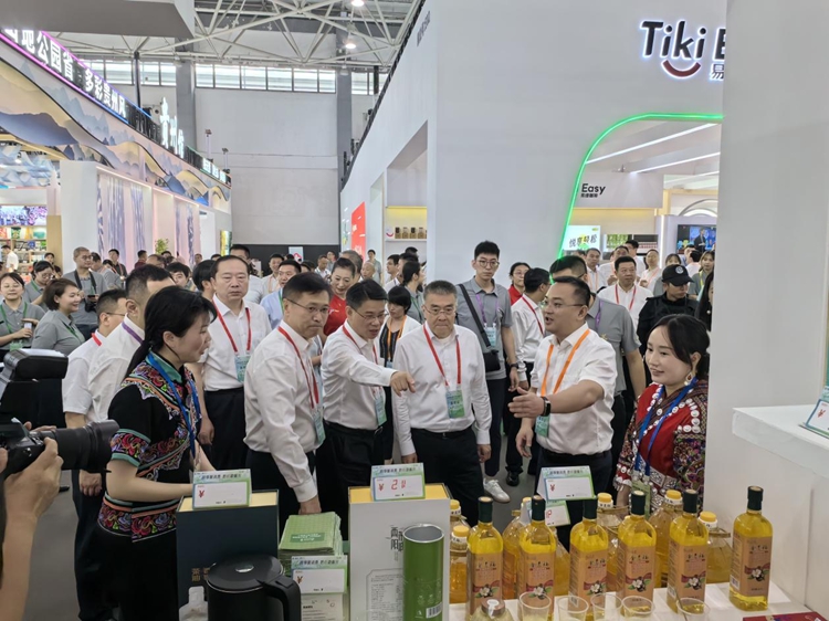 中國(guó)石化助力酉陽(yáng)特色產(chǎn)業(yè)發(fā)展。華渝產(chǎn)業(yè)集團(tuán)供圖
