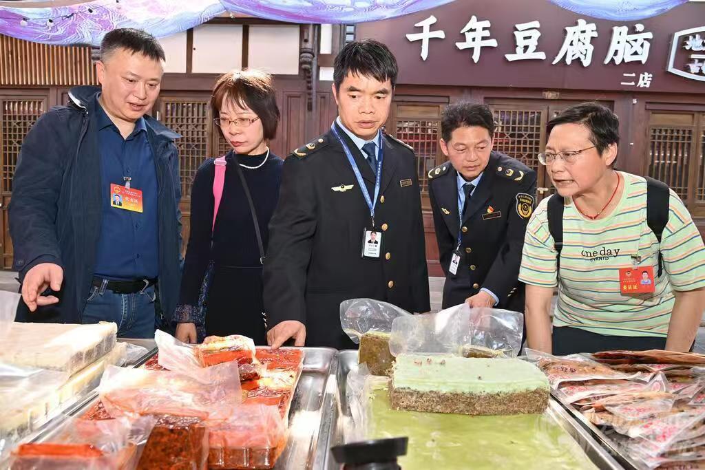 沙坪壩區(qū)委宣傳部、區(qū)市場監(jiān)管局牽頭在磁器口古鎮(zhèn)開展“暢游沙磁 文明守護(hù)”專項(xiàng)聯(lián)合檢查。