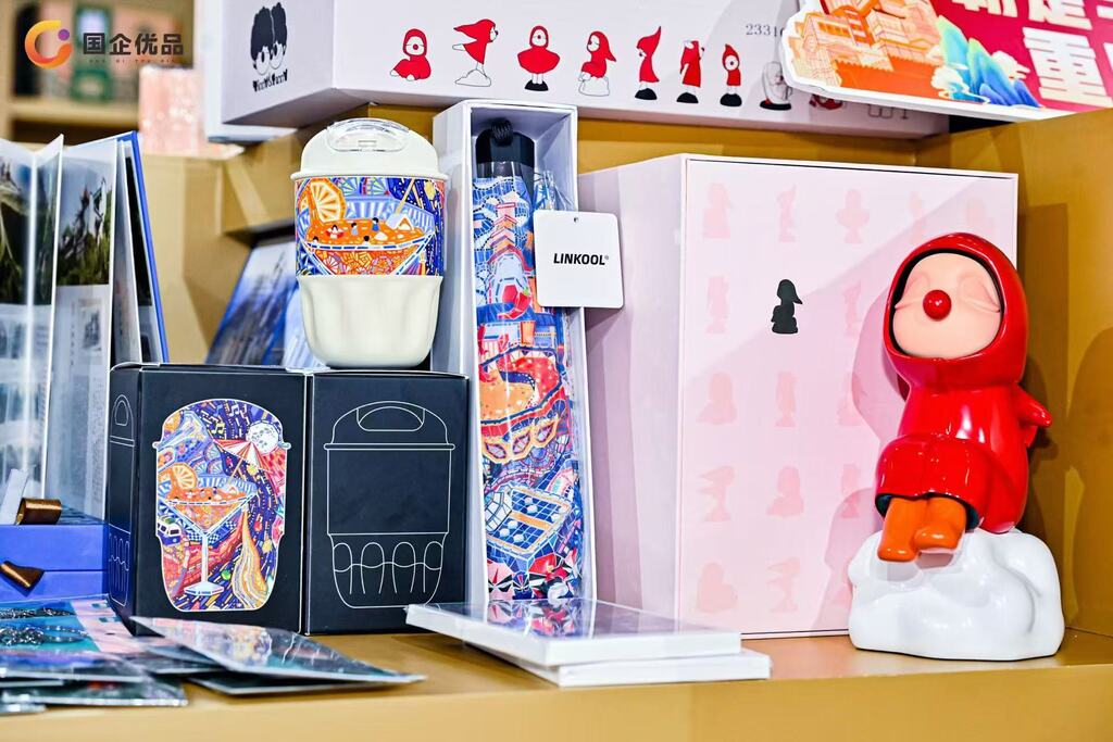 “國企優(yōu)品·山城印象”品牌推介活動中，展示的特色文創(chuàng)產(chǎn)品。 市國資委供圖