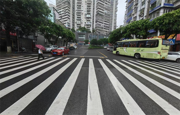 整治后的燕窩穴街路面。江津區(qū)城市管理局供圖 第1眼TV-華龍網(wǎng)發(fā)