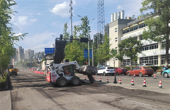 鼎山大道消防支隊路段路面整改。江津區(qū)城市管理局供圖 第1眼TV-華龍網(wǎng)發(fā)
