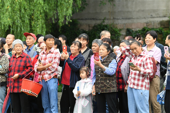 市民圍觀。李市鎮(zhèn)供圖 第1眼TV-華龍網(wǎng)發(fā)