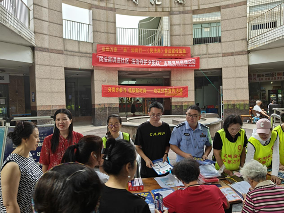工作人員為居民答疑解惑。渝北龍溪街道供圖