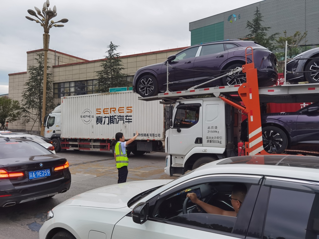 工作人員在收費站入口引導(dǎo)車流有序通行。受訪者供圖