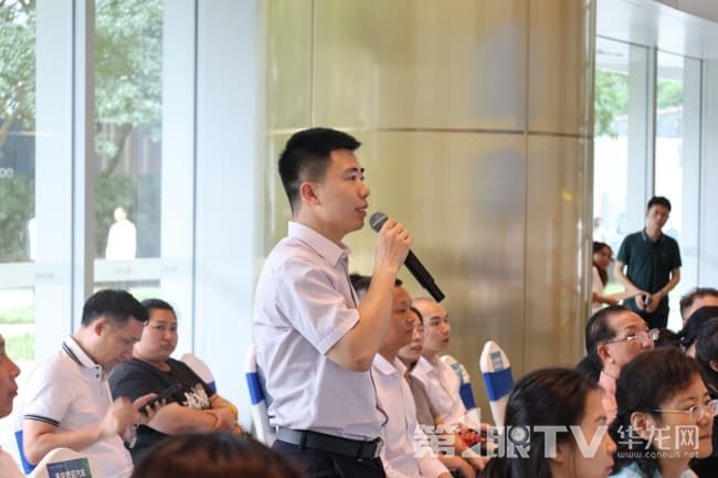 企业代表现场提问。第1眼TV-华龙网记者 舒婷 摄
