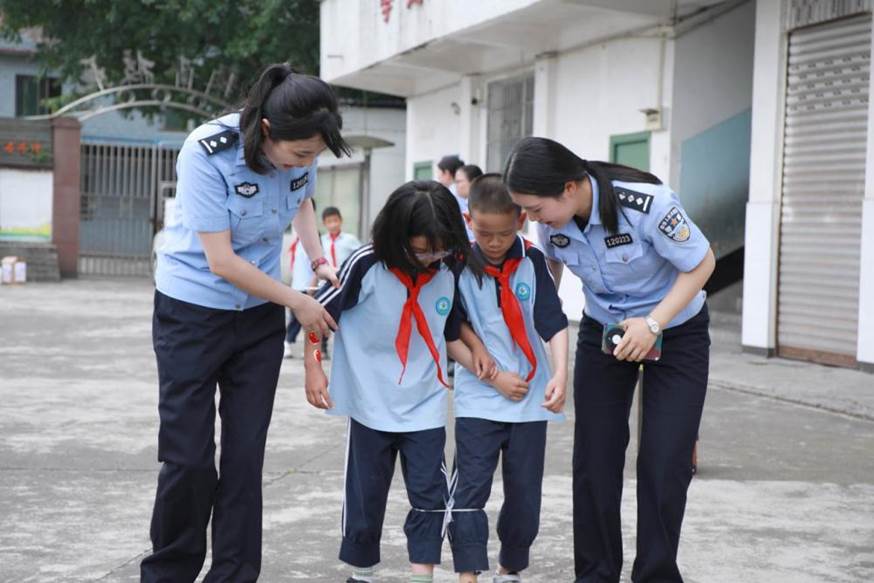 孩子和警察一起游戏
