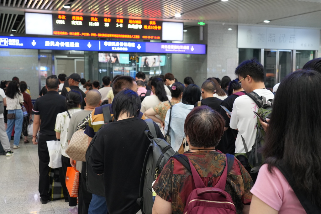 旅客正在候車(chē)。汪亮 攝