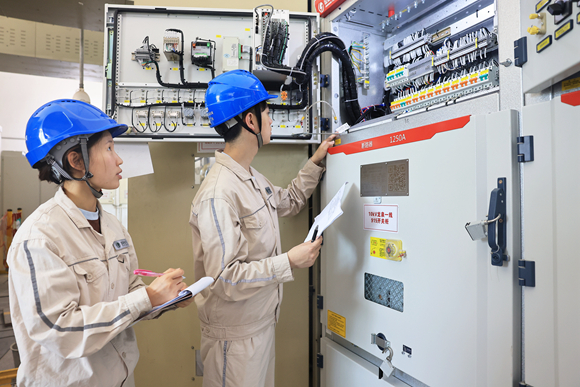國網重慶大足供電公司員工開展開關柜驗收。通訊員 羅永恒 攝