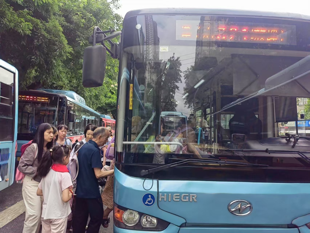 321线弹子石起点站,乘客正在上车。受访者供图