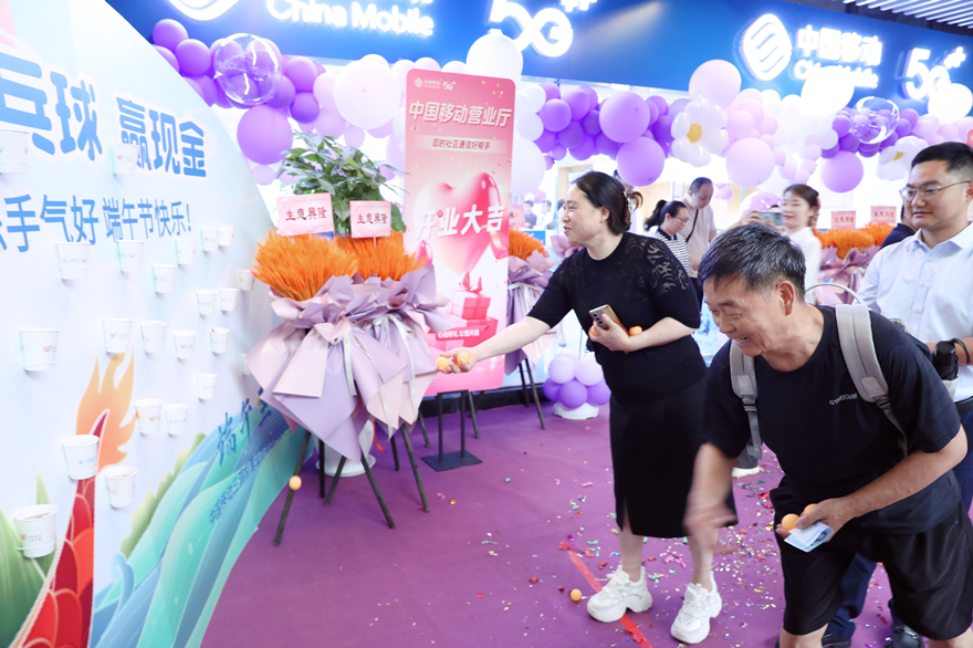 市民參與“投乒乓球贏現(xiàn)金”活動。通訊員 馮繼瑤 攝
