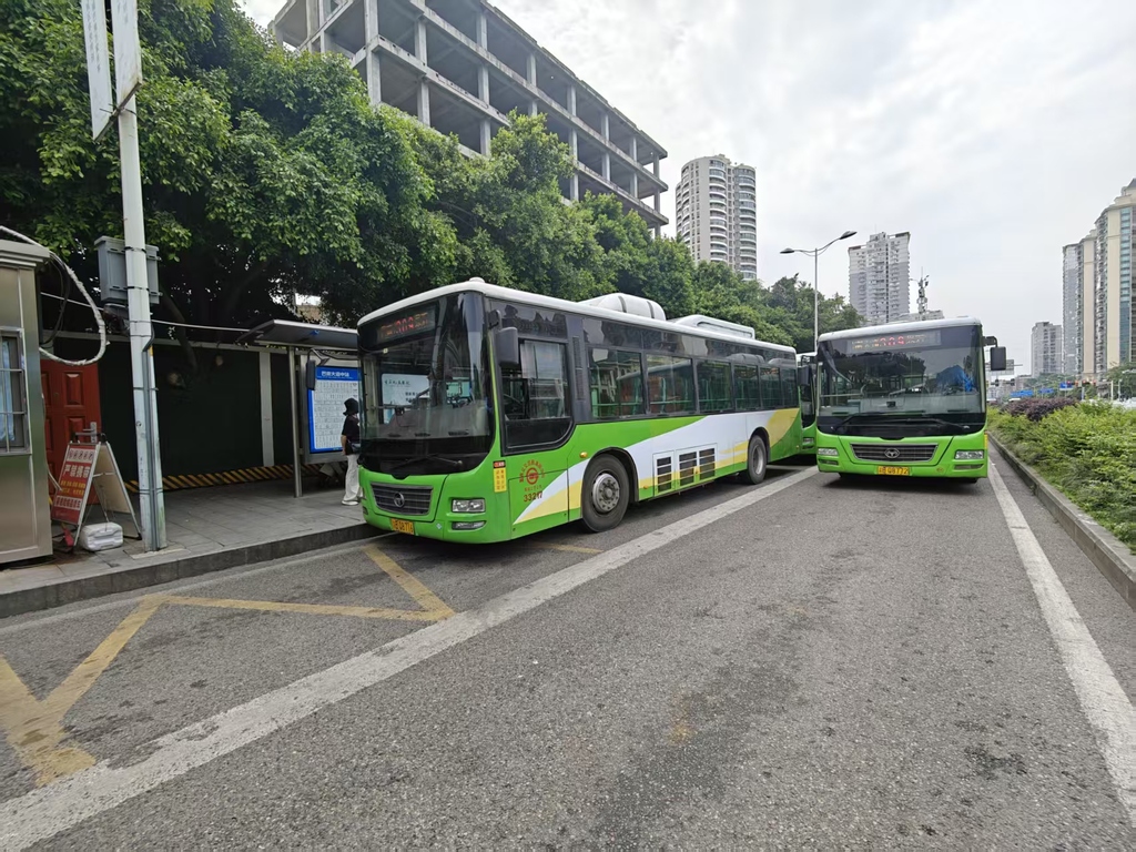 “五一”期间,途经南泉的公交309路、327线将缩短发车间隔。受访者供图