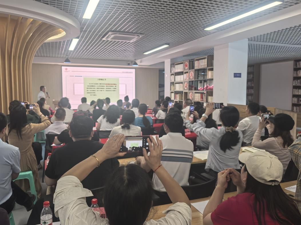 會(huì)議現(xiàn)場(chǎng)。渝北區(qū)龍溪街道供圖