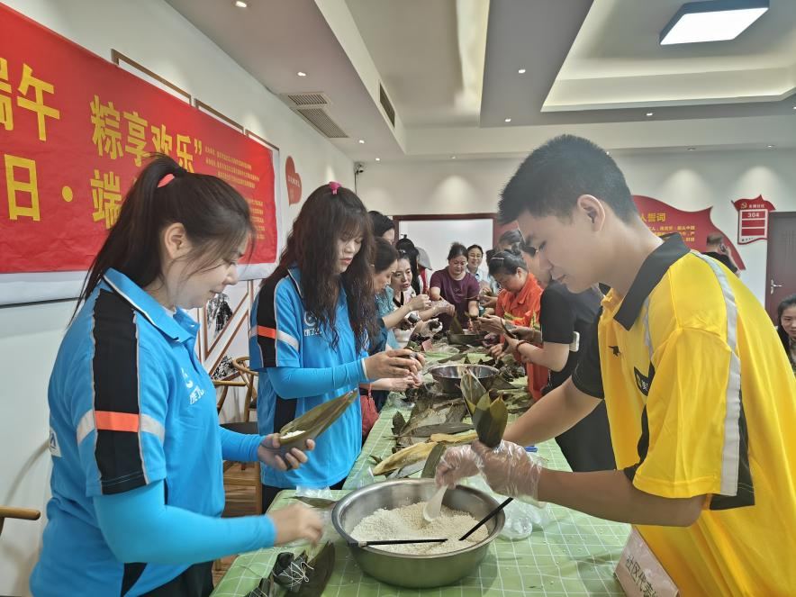 包粽子。渝北區(qū)龍溪街道供圖