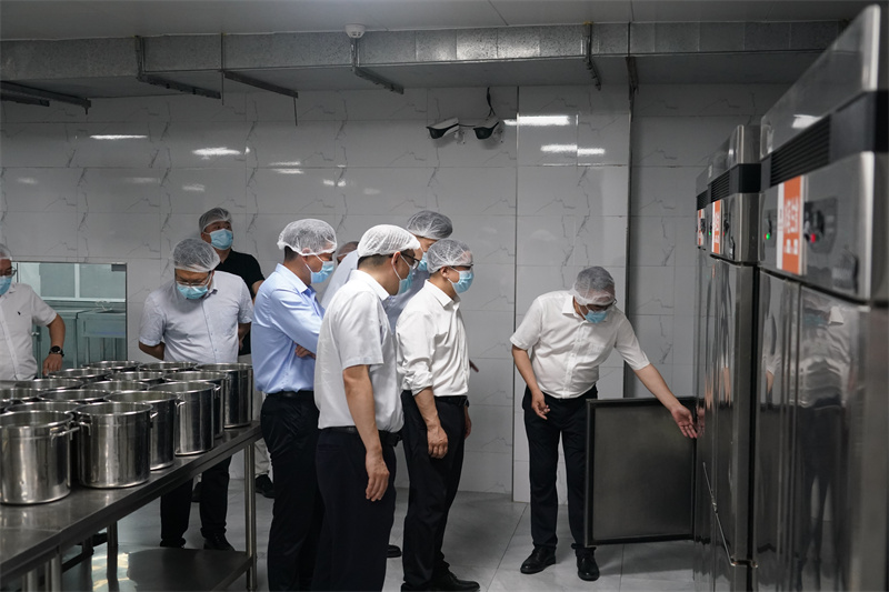 1 江北區(qū)“兩代表一委員”深入學(xué)校開展校園膳食經(jīng)費(fèi)管理及食品安全問題調(diào)研。江北區(qū)委宣傳部供圖 第1眼TV-華龍網(wǎng)發(fā)
