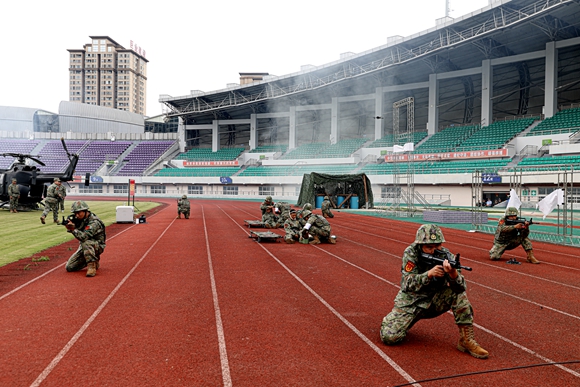 大足民兵接受點驗。大足區委宣傳部供圖 第1眼TV-華龍網發