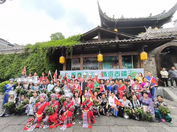 參與群眾合影。黔江區委宣傳部供圖