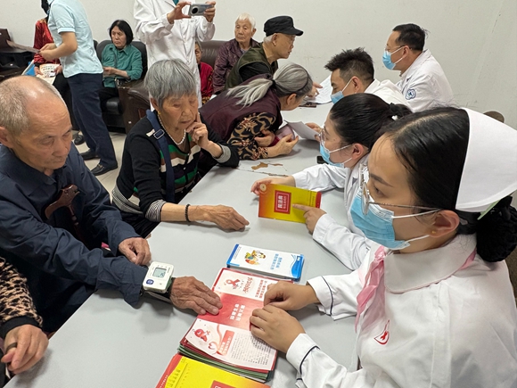 仙桃街道金玉路社區(qū)新時代文明實踐站開展“濃情過端午 義診送安康”主題活動。通訊員 尹洋沁 攝