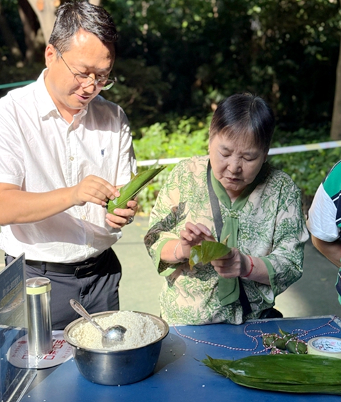 仙桃街道百果路社區(qū)開展“濃濃端午情 鄰里一家親”我們的節(jié)日·端午活動。通訊員 田垚 攝