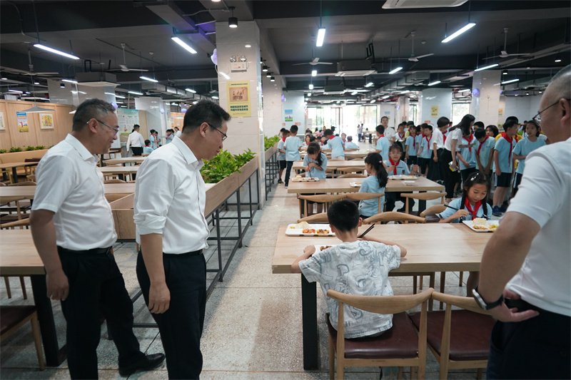 代表委員們檢查學(xué)生用餐情況。江北區(qū)委宣傳部供圖  第1眼TV-華龍網(wǎng)發(fā)