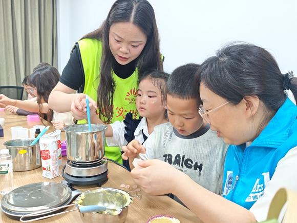 仙桃街道空港佳園社區(qū)新時代文明實踐站開展“濃濃皂香迎端午 悠悠粽情享幸?！蔽拿鲗嵺`活動。通訊員 鄭燚 攝