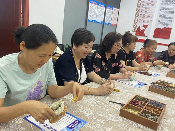 仙桃街道和慶路社區(qū)開展“端陽雅集縫春色，鄰里和睦送艾香”端午活動。通訊員 鄭茜尹 攝