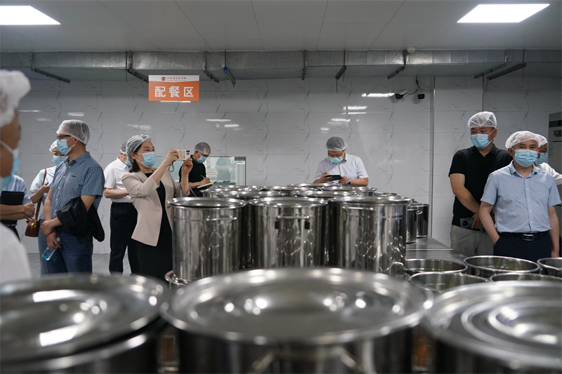 2 江北區(qū)“兩代表一委員”深入學(xué)校開展校園膳食經(jīng)費(fèi)管理及食品安全問題調(diào)研。第1眼TV-華龍網(wǎng)發(fā)