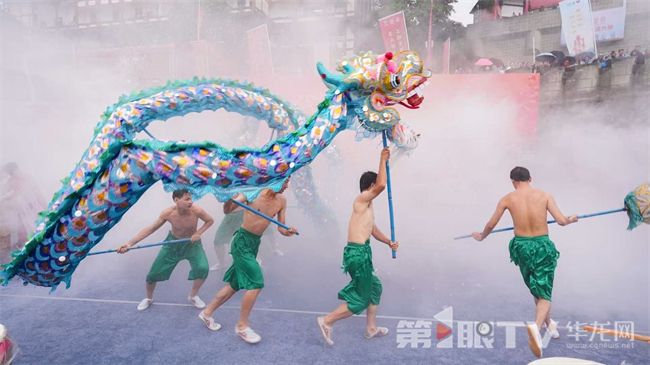 藍色的“水龍”穿梭于銀白水霧之間，鱗爪飛揚，活靈活現。第1眼TV-華龍網 董靜 攝