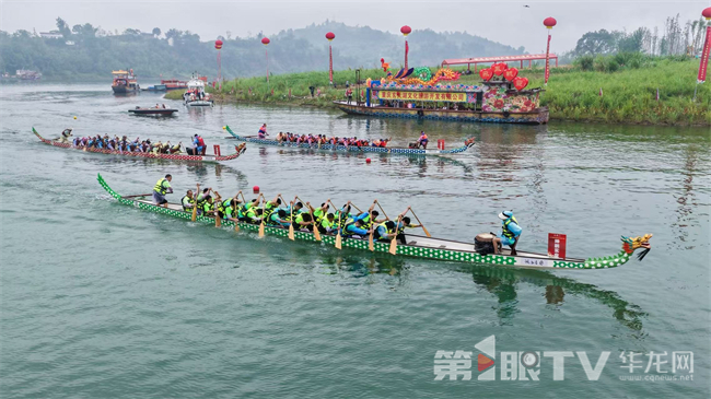 龍舟如離弦之箭劈開水面，槳葉翻飛間激起陣陣水浪。第1眼TV-華龍網 董靜 攝