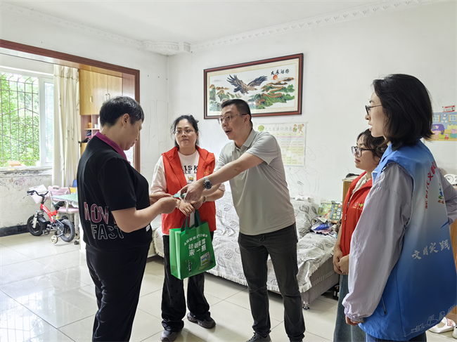 轄區(qū)企業(yè)為轄區(qū)困難居民獻愛心。鐵山坪街道供圖 第1眼TV-華龍網(wǎng)發(fā)