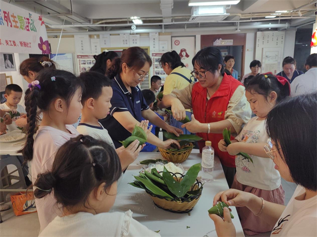 “童趣‘粽’動員，親子樂無窮”活動。鐵山坪街道供圖 第1眼TV-華龍網(wǎng)發(fā)