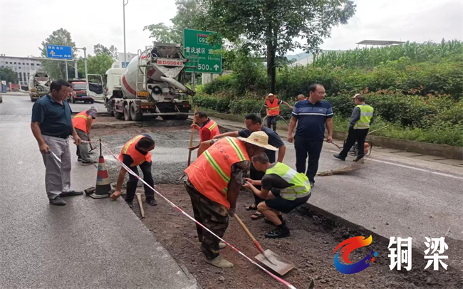 公路養(yǎng)護(hù)人員測量路面坑槽。銅梁區(qū)融媒體中心供圖