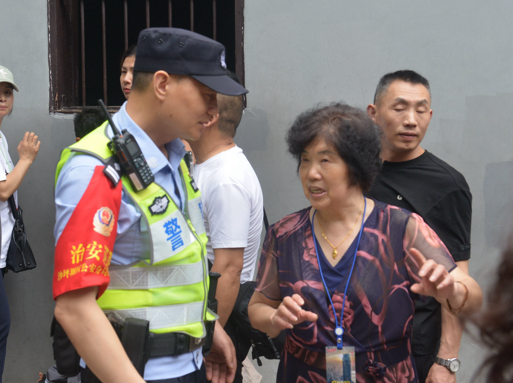 派出所民警正在为游客提供服务。 警方供图