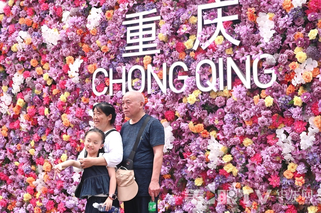 游客在北城天街打卡拍照。第1眼TV-華龍網 劉潤 攝