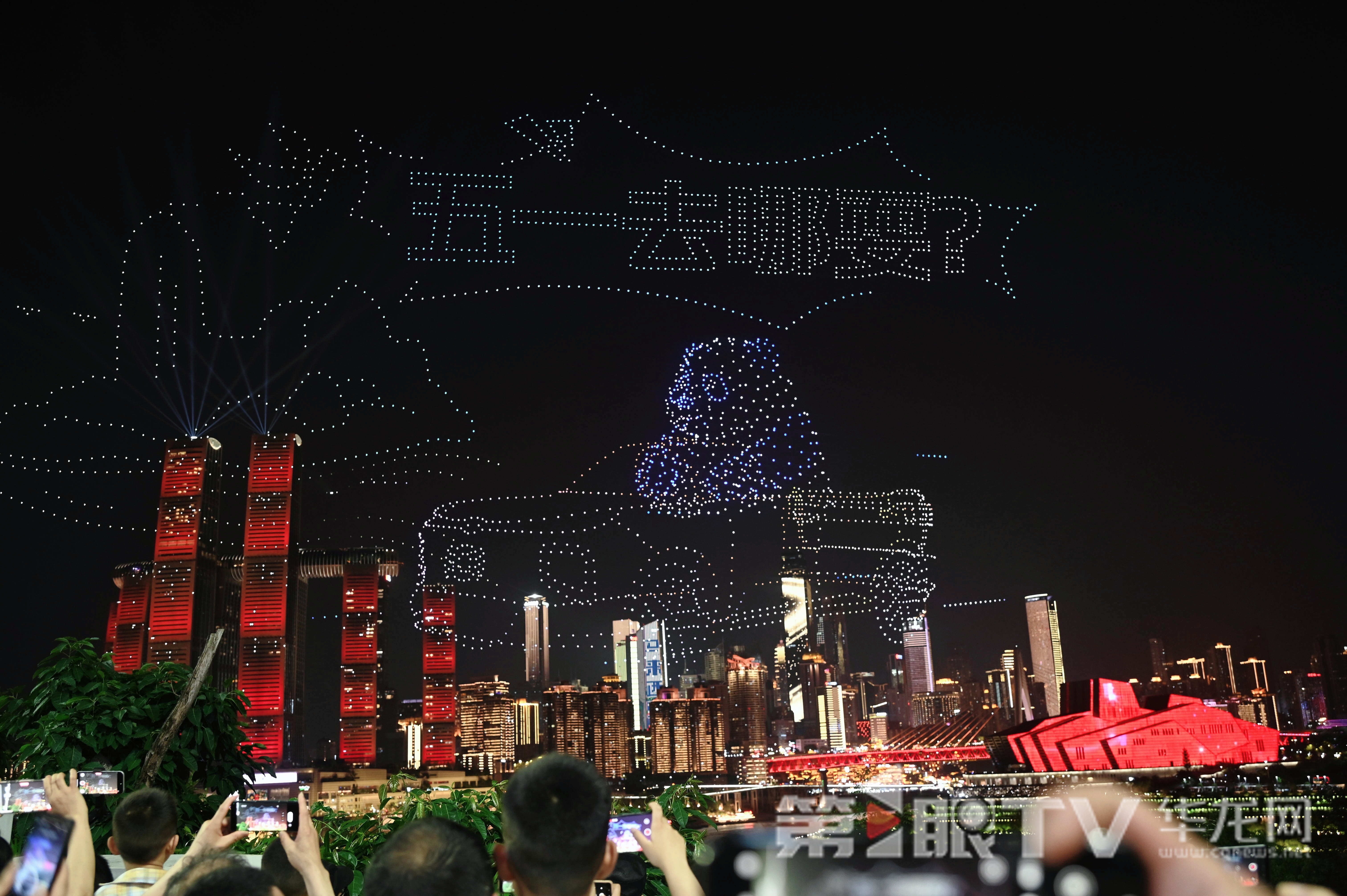 無人機燈光秀表演,吸引來自全國各地的游客前往打卡。第1眼TV-華龍網 劉潤 攝