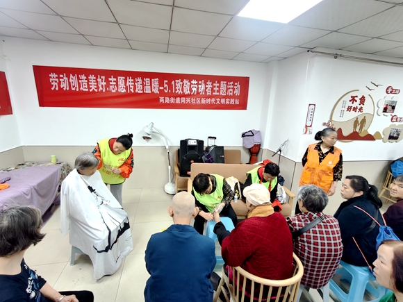 志愿者們正在理發(fā)、修腳。通訊員 張菊蓉 攝