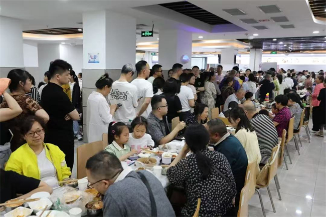 游客體驗政府食堂。榮昌區(qū)文化旅游委供圖