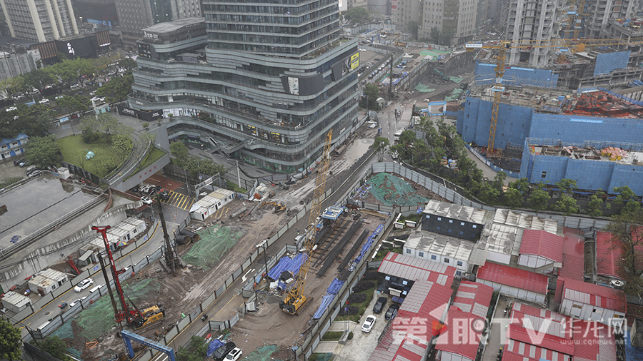 鹞子丘六路工程完成路基和管网施工,力争本月底达到通车条件。第1眼TV-华龙网首席记者 李文科 摄