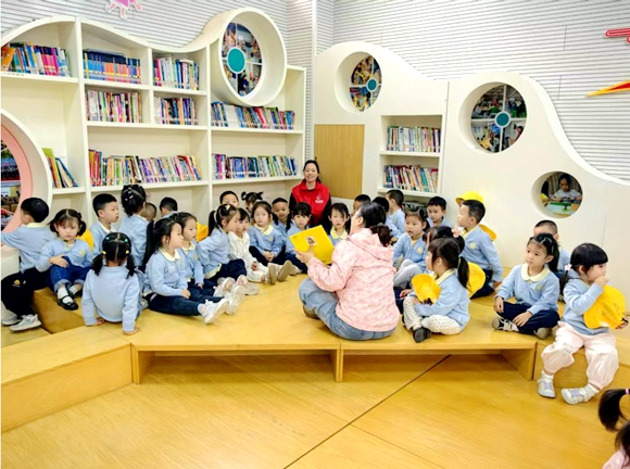 老師為孩子們介紹本次閱讀的繪本。兩路街道辦事處供圖