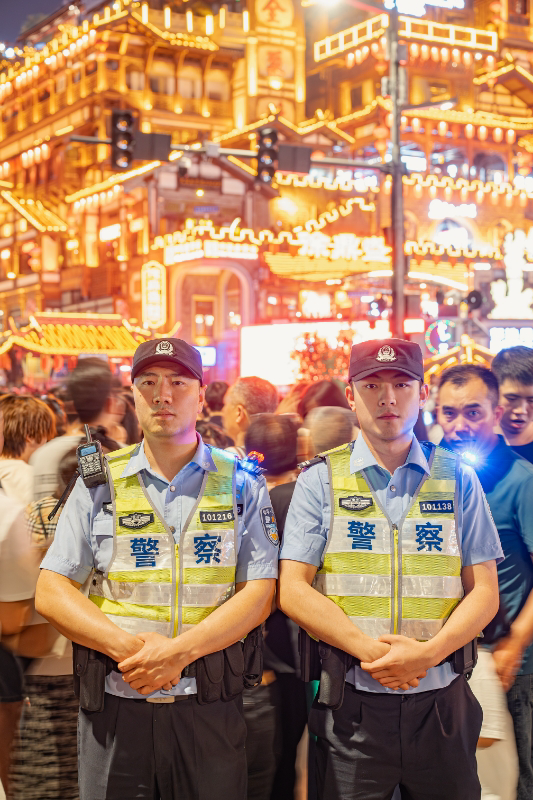 渝中区公安分局民警在洪崖洞景区执勤。 警方供图