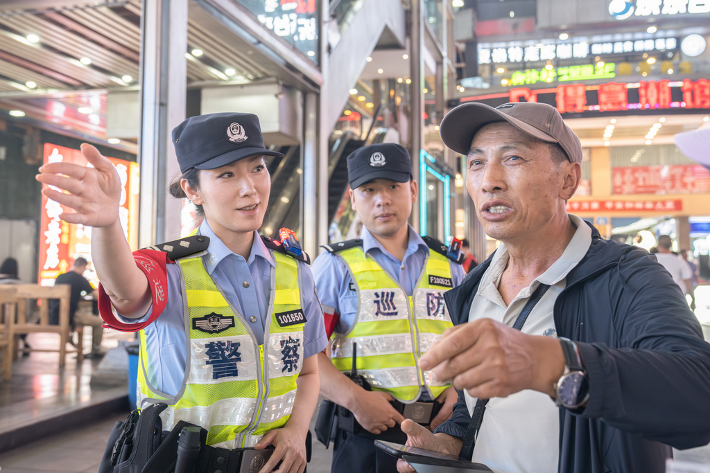 渝中区公安分局民警热情向游客指路。 警方供图