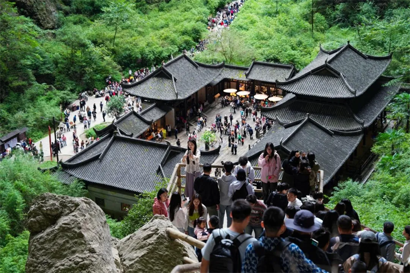 天生三橋景區(qū)游人如織。武隆區(qū)文化旅游委供圖