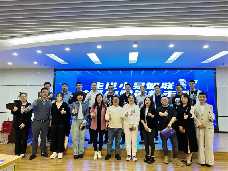 聯(lián)合考察團(tuán)合照。小易智聯(lián)供圖