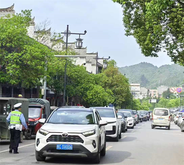 交警正在指揮交通。洪安鎮(zhèn)政府供圖 第1眼TV-華龍網(wǎng) 發(fā)