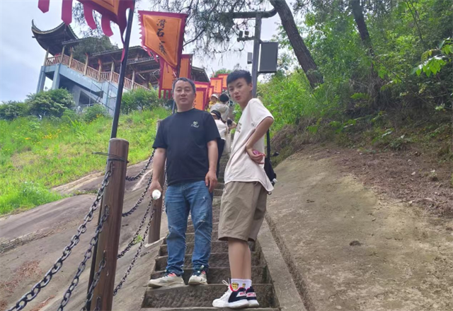 李女士丈夫和兒子登上滑石古寨。受訪者供圖