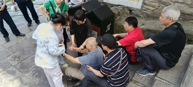 醫(yī)護(hù)人員救助中暑游客。洪安鎮(zhèn)政府供圖 第1眼TV-華龍網(wǎng) 發(fā)